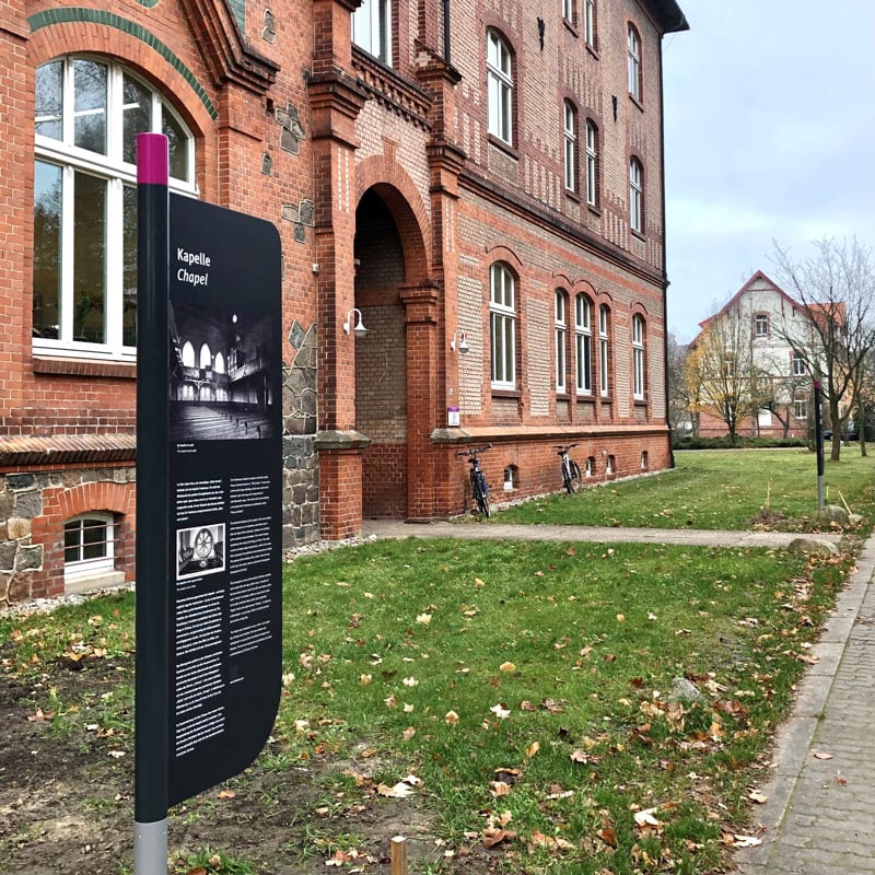 1. Informations- und Hinweisschild zur Kapelle am Advent-Verlag Gebäude, historische Architektur, Außenansicht im Herbst, Hinweise zu Geschichte und Veranstaltungen.