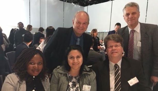 Innovatives Verlagswesen von Advent-Verlag auf einer Geschäftsveranstaltung mit einem multikulturellen Team, das Fachwissen, Zusammenarbeit und Erfolg im Bereich christlicher und religiöser Publikationen symbolisiert.