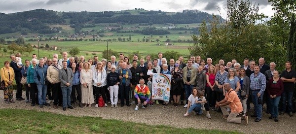 Menschenmenge bei Advent-Verlag Veranstaltung, outdoor, mit Freunden und Familie, ländliche Umgebung, Gemeinschaft, Teamgeist, fröhliche Atmosphäre, feiern, Zusammenhalt, Natur, Deutschland, Zusammenkunft, Event, Gemeinschaftsgefühl.