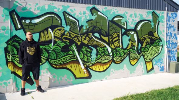 1. Graffiti-Kunst auf einer Stadtmauer, urbane Street Art, lebendige Farbe, kreative Designs, modern und künstlerisch, bedeutend für urbane Kultur und Stadtbild, Street Art in Deutschland.