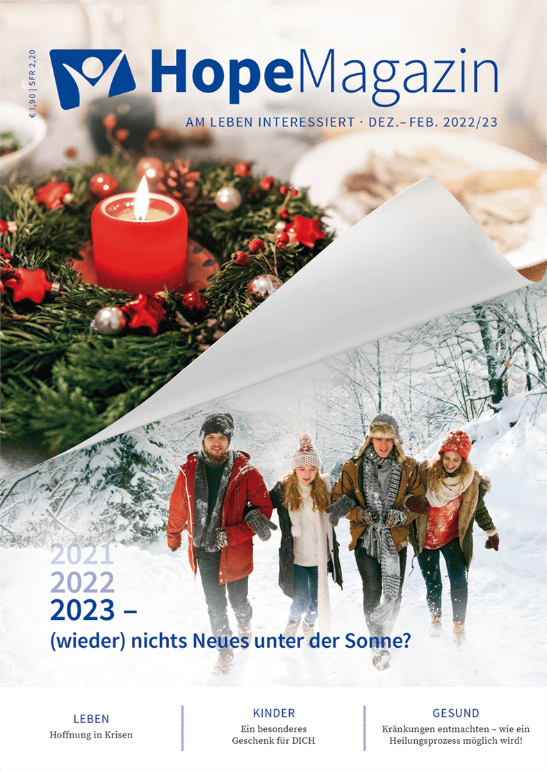 1. Advent-Verlag HopeMagazin Weihnachtsdeko mit Kerze und festlicher Dekoration für die Adventszeit, Winterfreude, christliche Inspiration, Bücher, Spiritualität, Weihnachtsbaum.