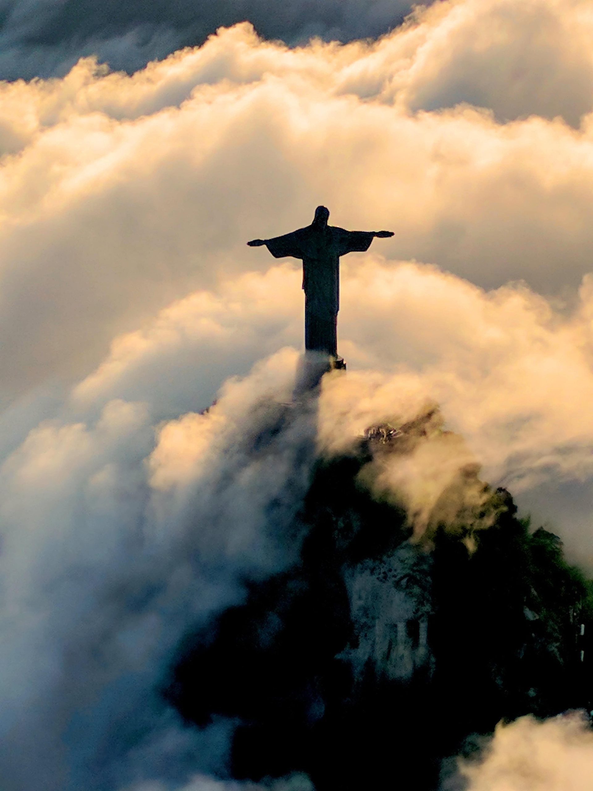 Engel Christo auf dem Corcovado, Rio de Janeiro, mit weitem Blick auf die Stadt, im Nebel und Sonnenlicht, symbolisch für Frieden und Schutz, von Advent-Verlag veröffentlicht.