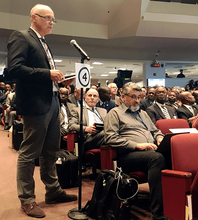 1. Moderner Konferenzraum mit engagierten Teilnehmern bei einer internationalen Veranstaltung, Fokus auf Diskussion und Networking.