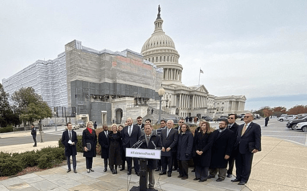 Selfie einer gruppe von menschen vor dem kapitol in washington, originalaufnahme, feierliche veranstaltung, demokratische politik, demokratie in amerika, im freiheitsstaat veranstaltung.