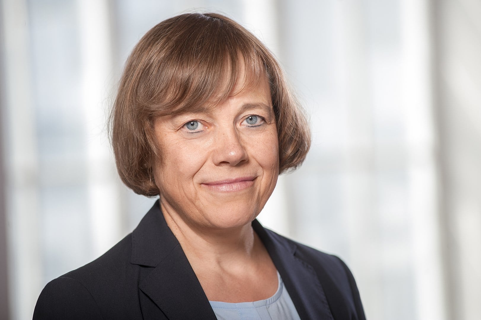 Lebensnahe Frau in professioneller Kleidung, symbolisch fürEditorial und Bildungs-Verlag, Fokus auf christliche Themen, Publikationen, Schule und kreative Inhalte, passend für Advent-Verlag Präsentation.