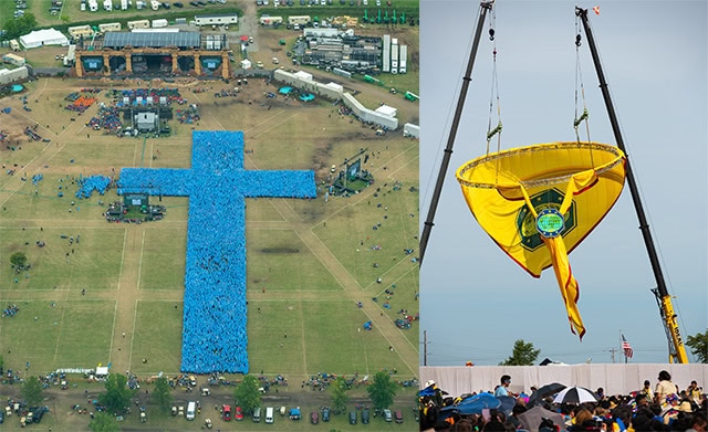 1. Großes Kreuz aus blauen Blumen bei einem Festival in der Natur, symbolisiert spirituelle Gemeinschaft und Glauben, ideal für religiöse Veranstaltungen, Gottesdienste und Kirchenfeste.