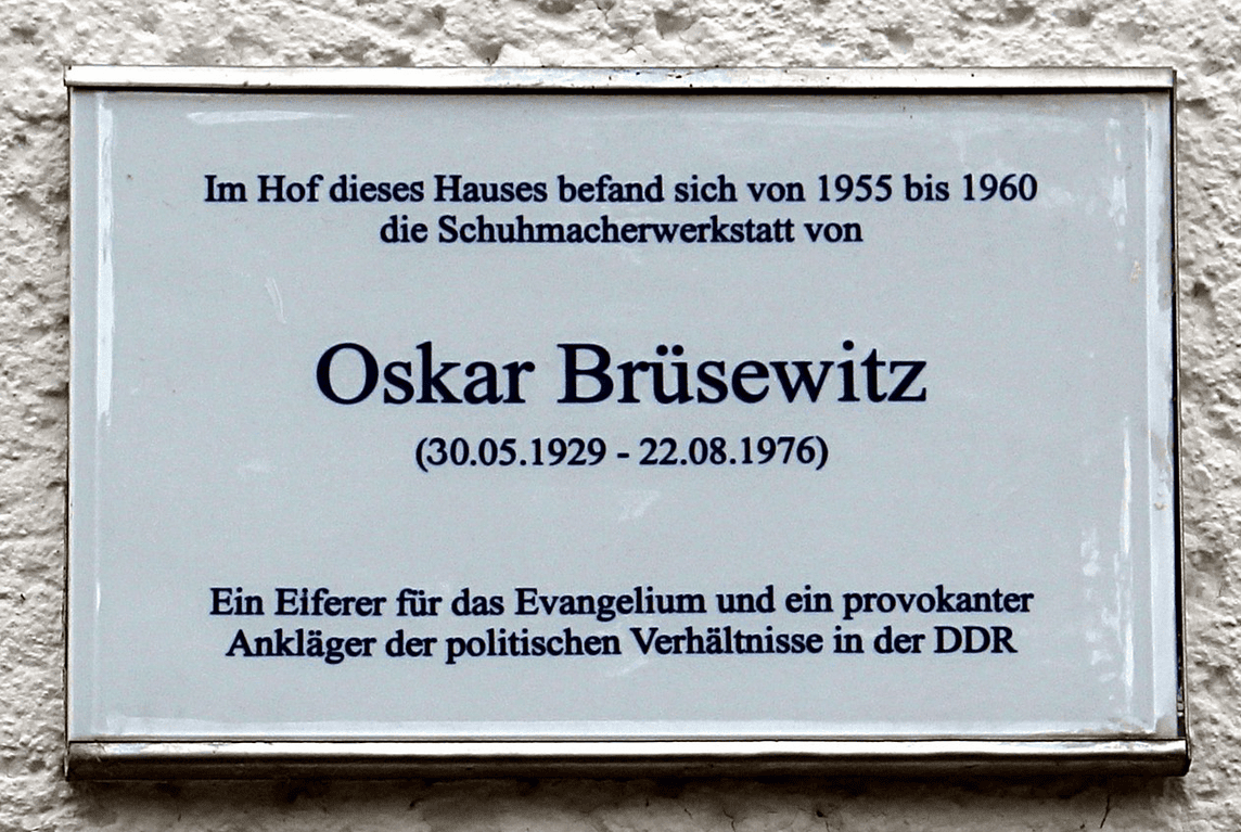 Enthalten auf einem historischen Gedenktafel im Hof, erinnert an Oskar Brüsewitz, den evangelischen Gottesdienst- und DDR-Protestler, mit Fokus auf politische Hintergründe und gesellschaftliche Erinnerungen.