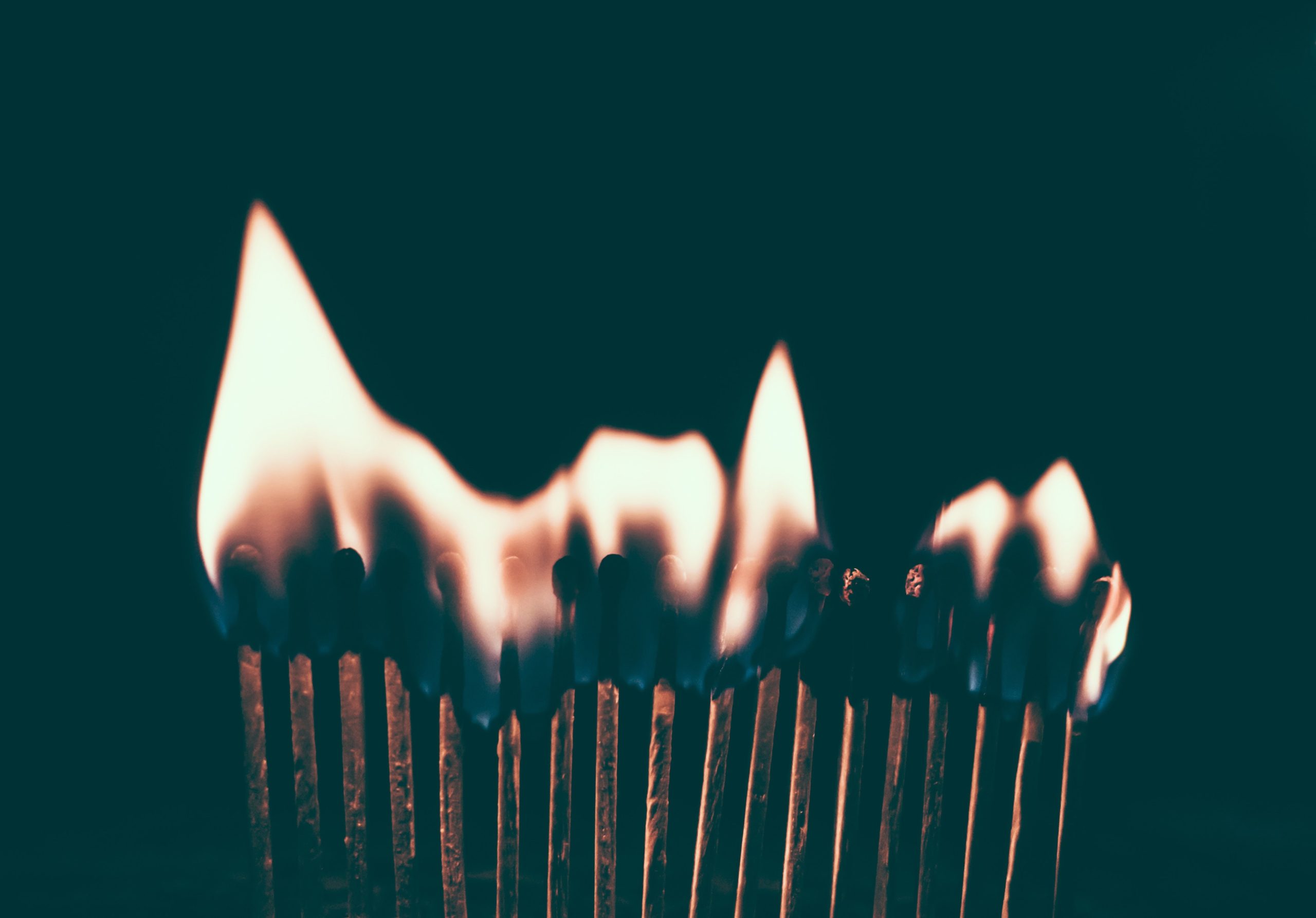 Streichhölzer entzünden Feuer, symbolisch für Wärme, Licht und Inspiration, passend für adventliche und weihnachtliche Themen bei Advent-Verlag.