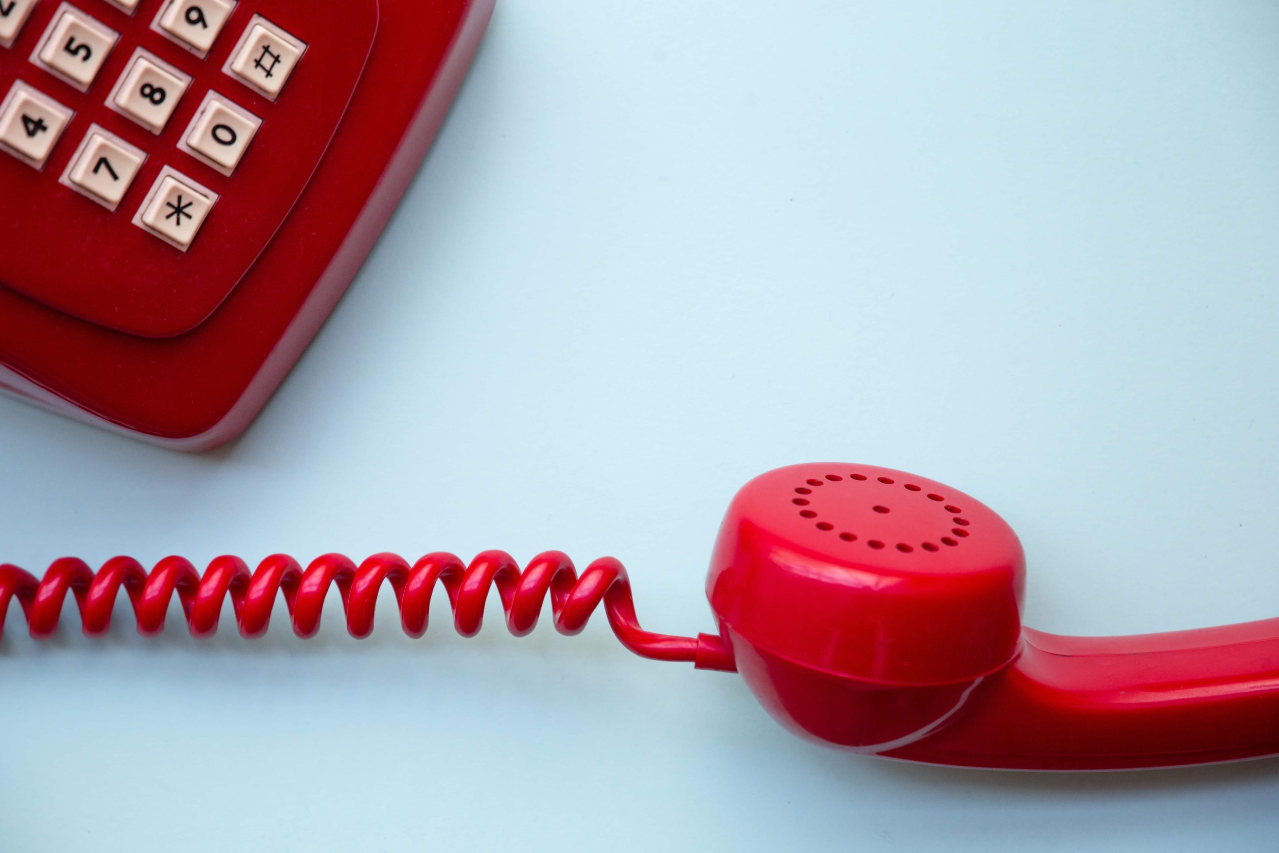 Kommunikationsgerät mit rotem Telefon und Wählscheibe, vintage Telefon, Retro-Telefon, Kabeltelefon, Telekommunikation, nostalgisches Telefon, altmodische Kommunikation, Dekoration, Sammelobjekt, Telefon mit Wählscheibe.
