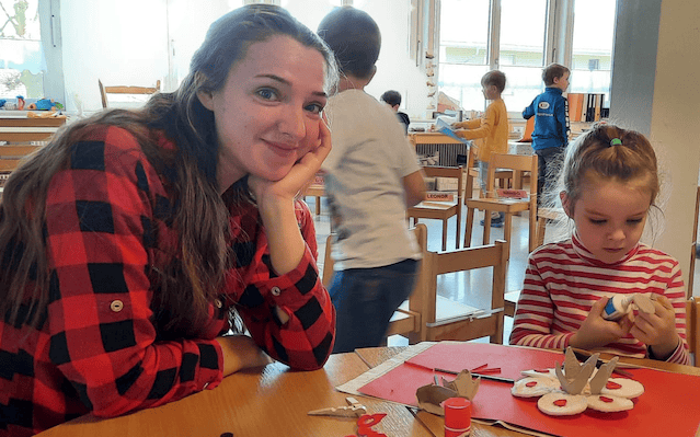 Blick in eine kreative Kinderbastelstube bei Advent-Verlag, mit fröhlichen Kindern, Bastelmaterialien und festlicher Atmosphäre, ideal für Kinderbücher, kreative Spielideen und pädagogische Aktivitäten.