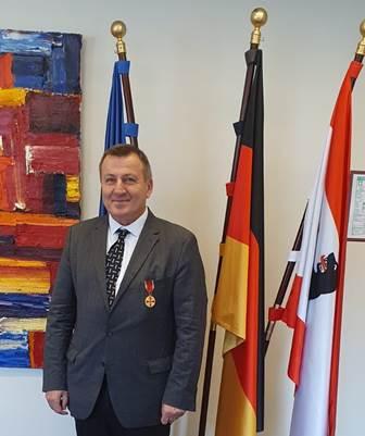 1. Deutscher Politiker mit Orden vor Flaggen von Deutschland, Brandenburg und Deutschland.