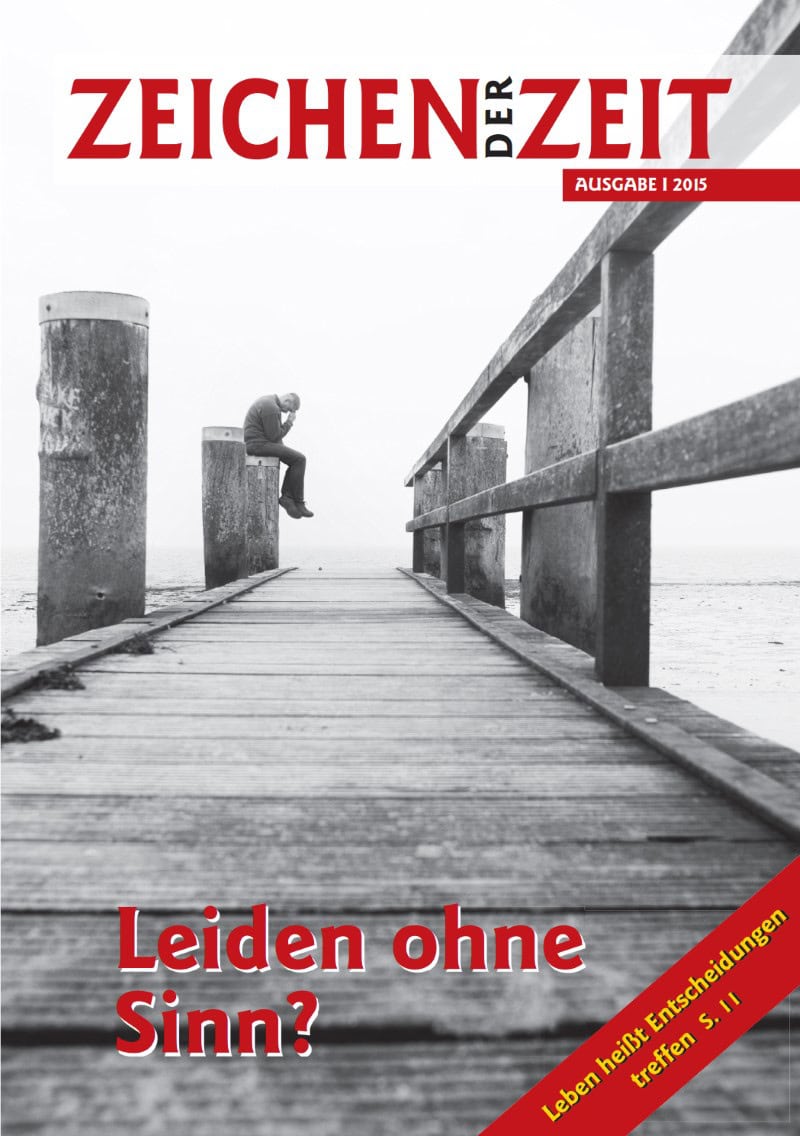 Verzweifelter Mensch sitzt auf Holzpfosten an einem Steg,Symbol für Leid, Einsamkeit, und Sinnsuche, schwarze weiße Fotografie, nachdenklich, melancholisch, contemplativ.