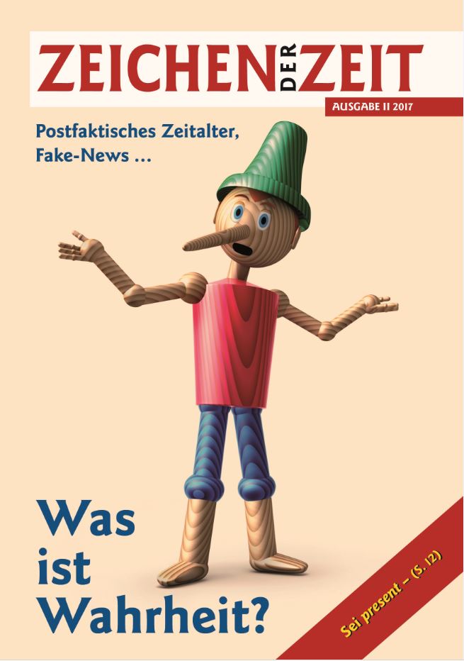 Lustiger Holzfigur Pinocchio mit grüner Mütze, die sich die Arme ausstreckt, auf Cover der Zeitschrift "Zeichen der Zeit" mit Fokus auf Wahrheit und Fake-News in modernen Zeiten.