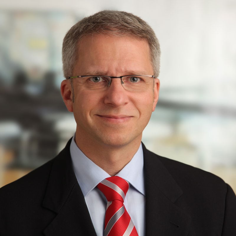 Hochwertiges Porträt eines professionellen Geschäftsmanns in Anzug und Krawatte, geeignet für Unternehmens- und Business-Themen.