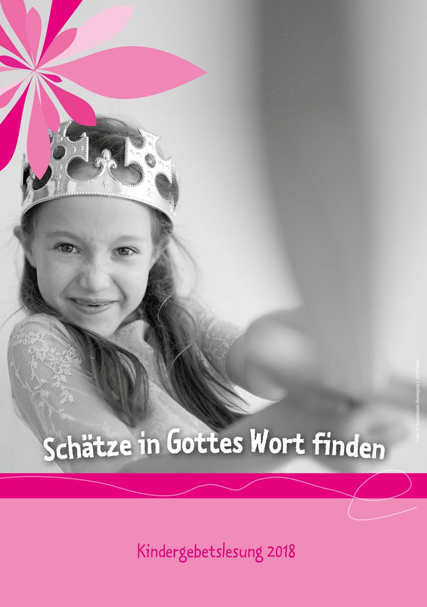 Fröhliches Mädchen mit Krone, das auf die Kamera lächelt, als Symbol für kindliche Freude und Glauben, passend für christliche Kinderbücher und Glaubensbildung.