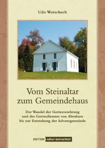 Alttag: Historisches Gemeindehaus mit weißem Holzgebäude, umgeben von Bäumen, symbolisiert den Wandel der Gottesverehrung, Thema des Buches vom Steinaltar zum Gemeindehaus.