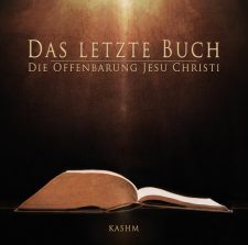 Ein offenes Buch vor dunklem Hintergrund mit goldenem Licht, das das letzte Buch "Die Offenbarung Jesu Christi" von Kashm zeigt, veröffentlicht vom Advent-Verlag, ideal für religiöse und spirituelle Literatur.