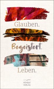 Farbenfroher Bibelvers mit künstlerischen Farbspuren, inspirierend für Glauben und Lebensfreude, veröffentlicht bei Advent-Verlag, ideal für christliche Karten, Poster und Dekorationen.