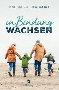 InBindung_Wachsendes_Familienbild_mit_Kinder_auf_dem_Strand_und_Ausdruck_liebe_für_Eltern_Kinderbeziehung.