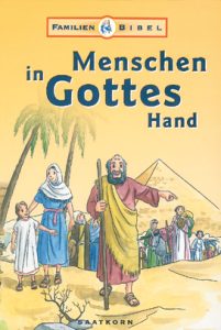 Lebendige Illustration von Menschen in Gottes Hand, mit biblischen Figuren vor einer Pyramide und Palmen, symbolisiert das Vertrauen in Gott und den Glauben in einer biblischen Geschichte.