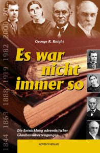 Historisches Buchcover "Es war nicht immer so" von George R. Knight, das die Entwicklung adventistischer Glaubensüberzeugungen durch Zeitzeugen und historische Persönlichkeiten zeigt, mit einem alten Buch und Porträtfotos.