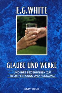 Eingängiges Bild einer Hand, die einen Glastitel mit Wasser hält, symbolisiert Glauben, Werke und spirituelle Reinigung im religiösen Kontext.