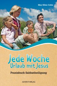Fröhliche Familie beim Picknick im Grünen, genießend Essen unter blauem Himmel. Das Buch "Jede Woche Urlaub mit Jesus" vom Advent-Verlag bietet praktische Anleitungen zur Sabbatheilung.