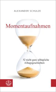 Zeitgenössische Buchcoverillustration eines Sanduhrs mit feinem Sand, symbolisiert das Thema Achtsamkeit und Reflexion, passend für das Buch "Momentaufnahmen" von Alexander Schulze, das 52 kurze Alltagsgeschichten enthält, erhältlich bei Advent-Verlag.