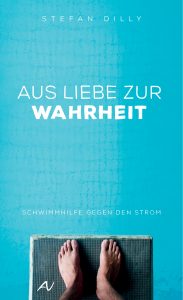 Füße auf einer Schwimmhilfe gegen den Strom, Buchcover "Aus Liebe zur Wahrheit" von Stefan Dilly, Titel über Wasser, symbolische Darstellung von Wahrheit und Lebenshilfe, swimming pool, water, swimming aid, Buch, emotionale Foto, Wassertherapie, spirituelle Reflexionen, Anleitung zur Selbstfindung, Wasser als Symbol.