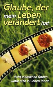 Blumenblätter auf Filmmaterial mit grünem Gras im Hintergrund, Fokus auf Glaubens- und Lebensveränderung, Inspiration für achte Menschen.