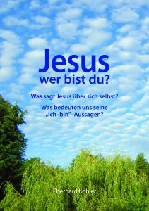 Gedrucktes Buchcover mit Himmel und Bäumen, Titel "Jesus wer bist du?" in blauer Schrift, Fragen zu Jesus und seinen Aussagen, religiöse Inspiration, christliche Kinder- und Jugendliteratur, passend für Advent-Verlag.