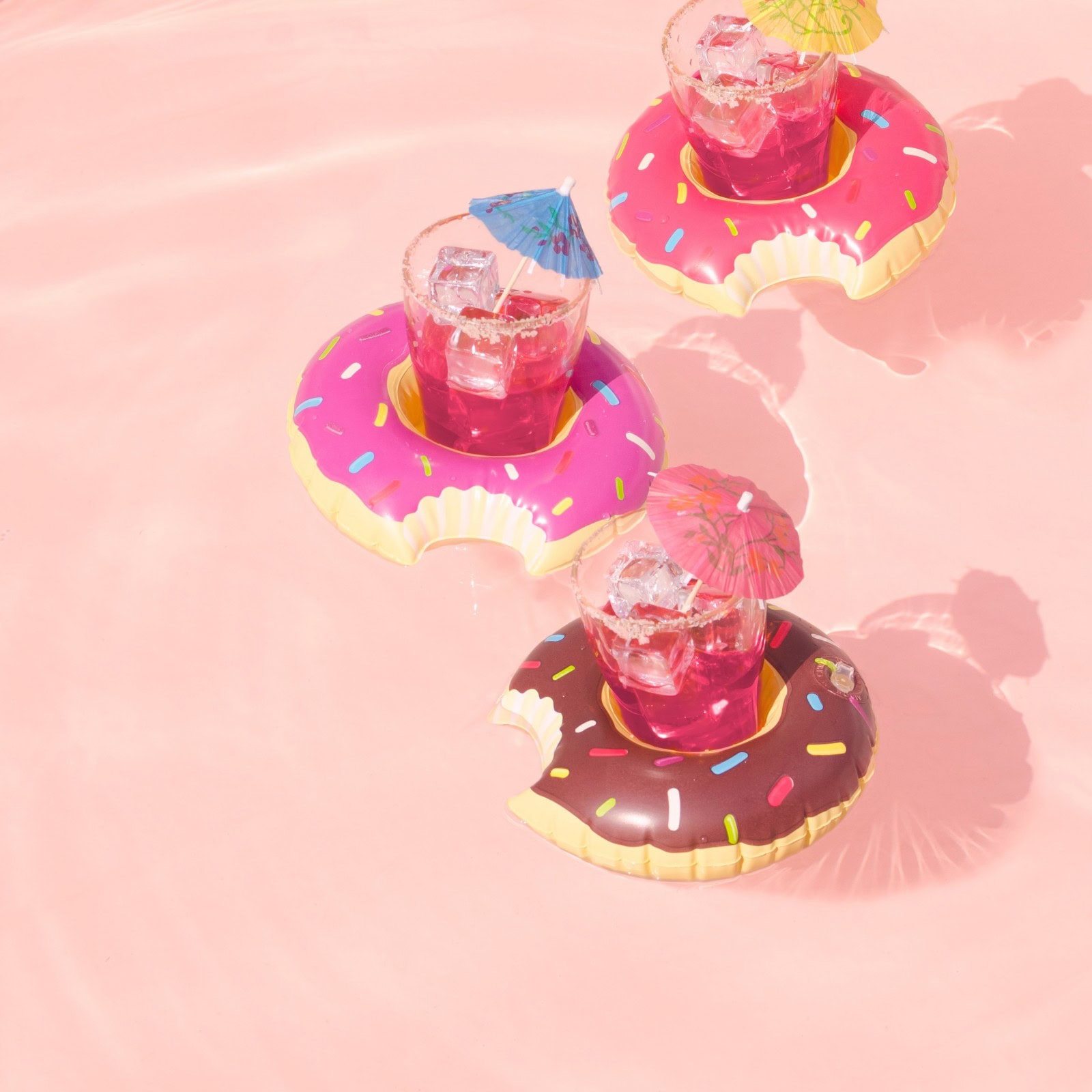 Bunte Pool-Getränke mit DIY-Palmen und Doughnut-Design, perfekt für Sommerpartys, in pink, braun und gelb, mit Sonnenschutz- und Party-Feeling, ideal für Urlaub, Poolparty und entspannte Tage.