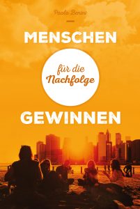 Menschen am Flussufer bei Sonnenuntergang, Skyline im Hintergrund, entspannte Atmosphäre, Freizeit, Gemeinschaft, outdoor, City-Ansicht, moderne Stadt, Abendstimmung.
