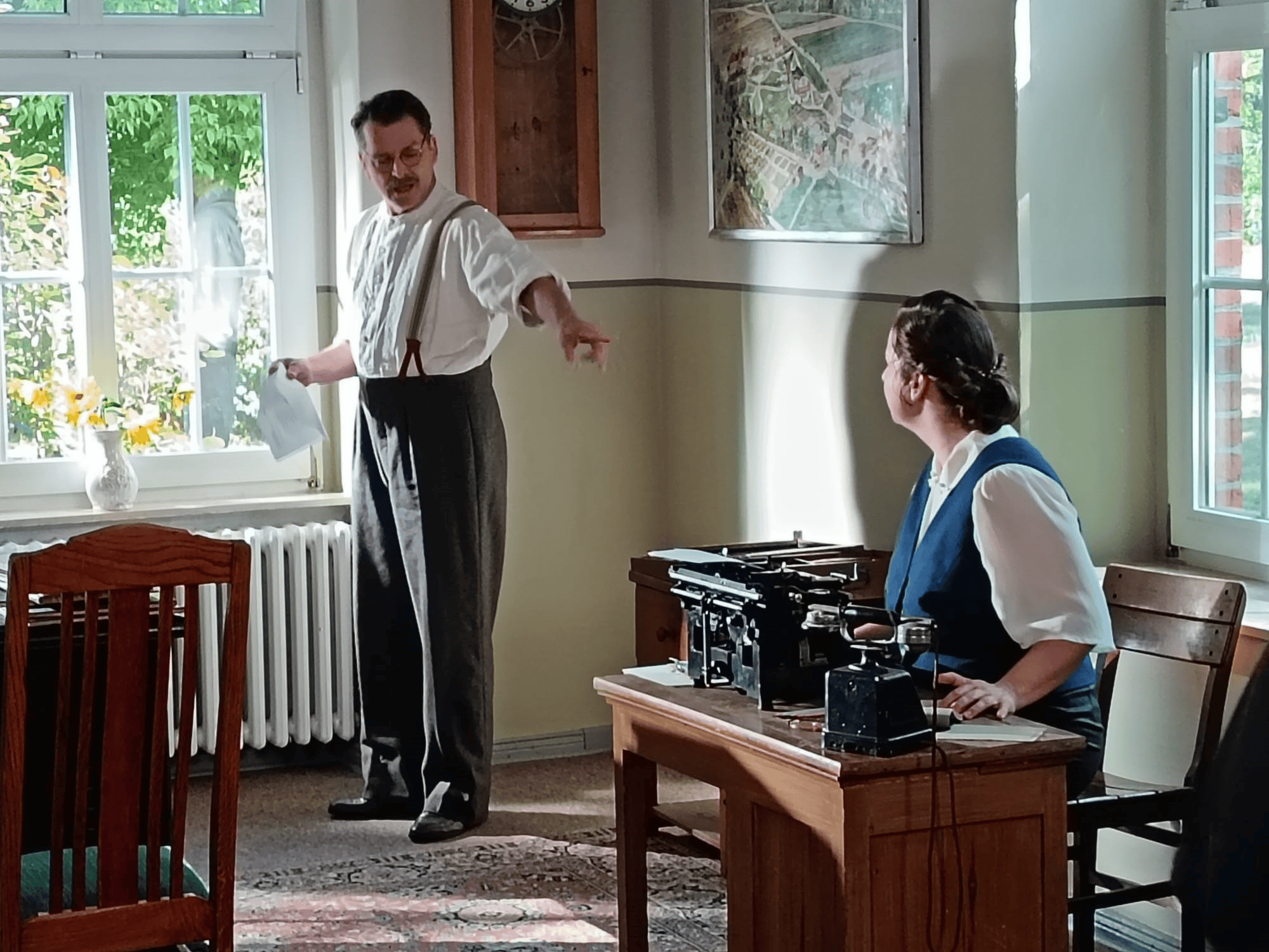Historische Szene im Büro mit Mann und Frau im Vintage-Outfit, Abenteurlicher Arbeitsalltag, Erinnerungen an vergangene Zeiten, authentische Atmosphäre, nostalgisches Ambiente.