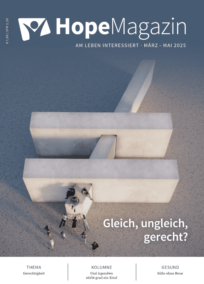 Gleich, ungleich, gerecht? - Magazin Cover mit Skulptur und Gruppe von Menschen, Fokus auf soziale Gerechtigkeit, Gleichheit und Ungleichheit, modernes Design, Hoffnung, gesellschaftliche Themen.