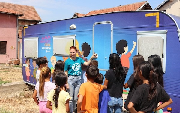 Maßgeschneiderte Bibel-Workshop auf einem bunten Campingwagen für Kinder und Jugendliche.
