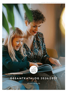 Entzückendes Mädchen und Frau beim Lesen eines Buchs, strahlen Freude und Gemeinschaft aus, passend zum Thema adventliche Literatur und gesellschaftliches Miteinander.
