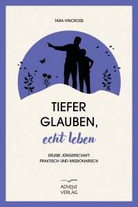 Junge und Erwachsener, die draußen gemeinsam auf einem Hügel stehen, einander freundlich zugewandt, mit Natur und Pflanzen im Hintergrund, symbolisiert Gemeinschaft und Glauben.