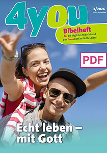 Jugendliche beim Gottesdienst, fröhlich und engagiert, mit Bibelheft und Sonnenbrillen, symbolisiert Glauben und Gemeinschaft im christlichen Kontext.