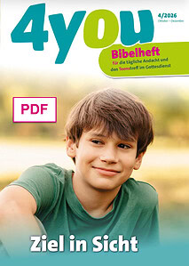 Junge mit braunen Haaren in grüner T-Shirt, lächelnd, auf Naturhintergrund, für Kinderbibeln, religiöse Kinderliteratur, Advent-Verlag.