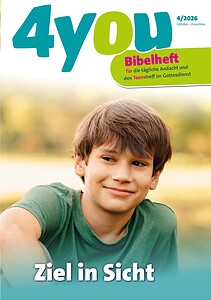 Junge mit grünem T-Shirt, lächelnd im Freien, für Kinderbibeln und christliche Jugendmedien.