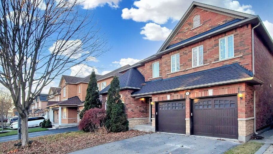 Read more about the article Canadian Home Prices Hit Four-Year Low as New Listings Surge to Record Levels | AiF News Bites