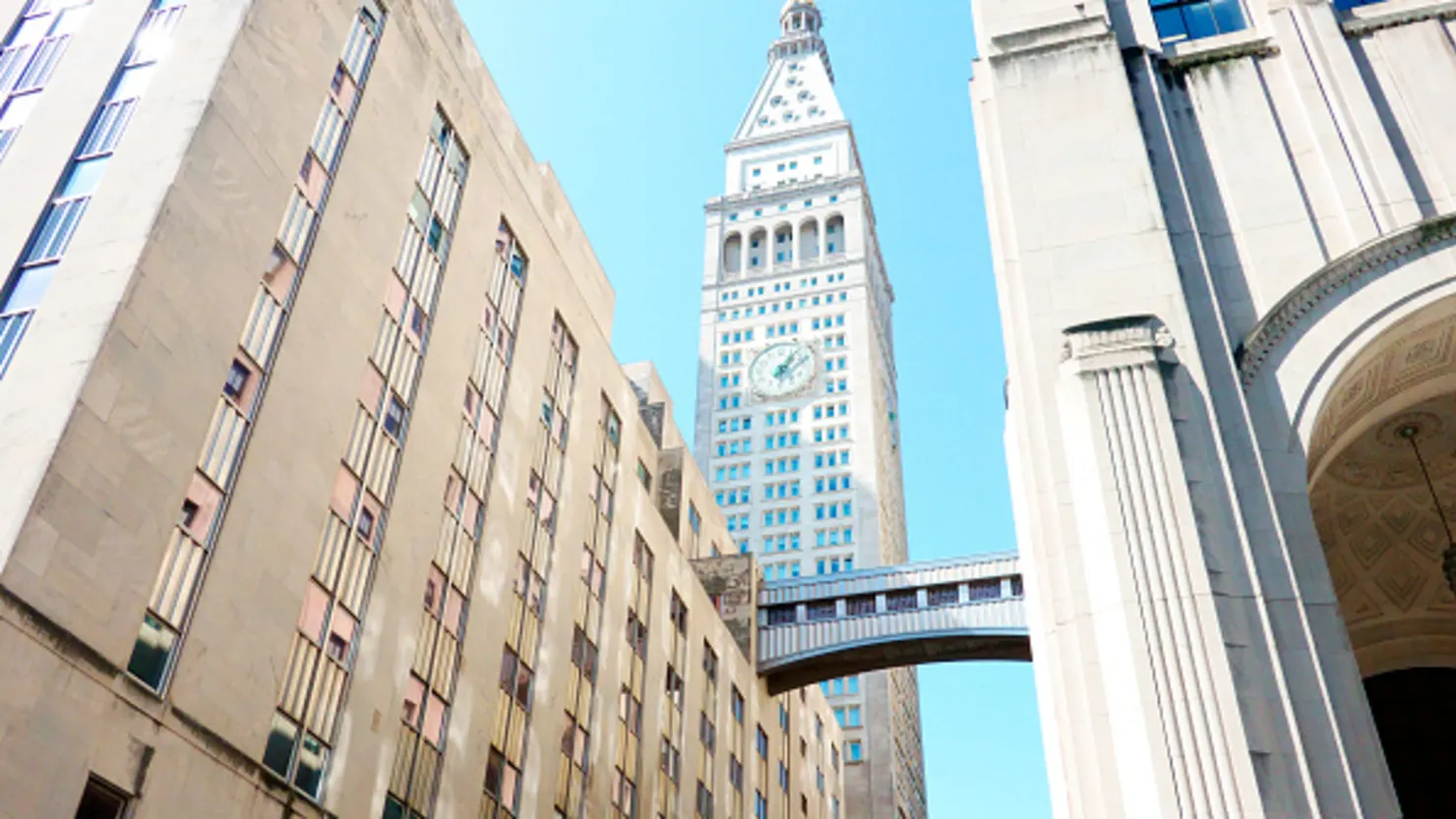 Read more about the article US Commercial Real Estate Transaction Volume Drops for First Time in Two Years | AiF News Bites