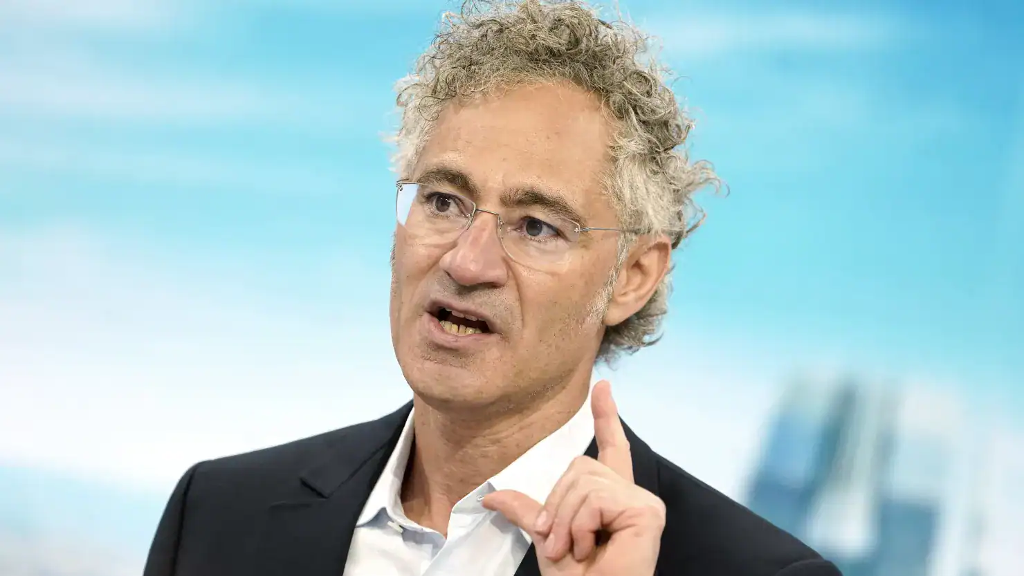 Read more about the article Palantir Jumps 20% After Commercial Revenue Soars 149% on AI Demand | AiF News Bites
