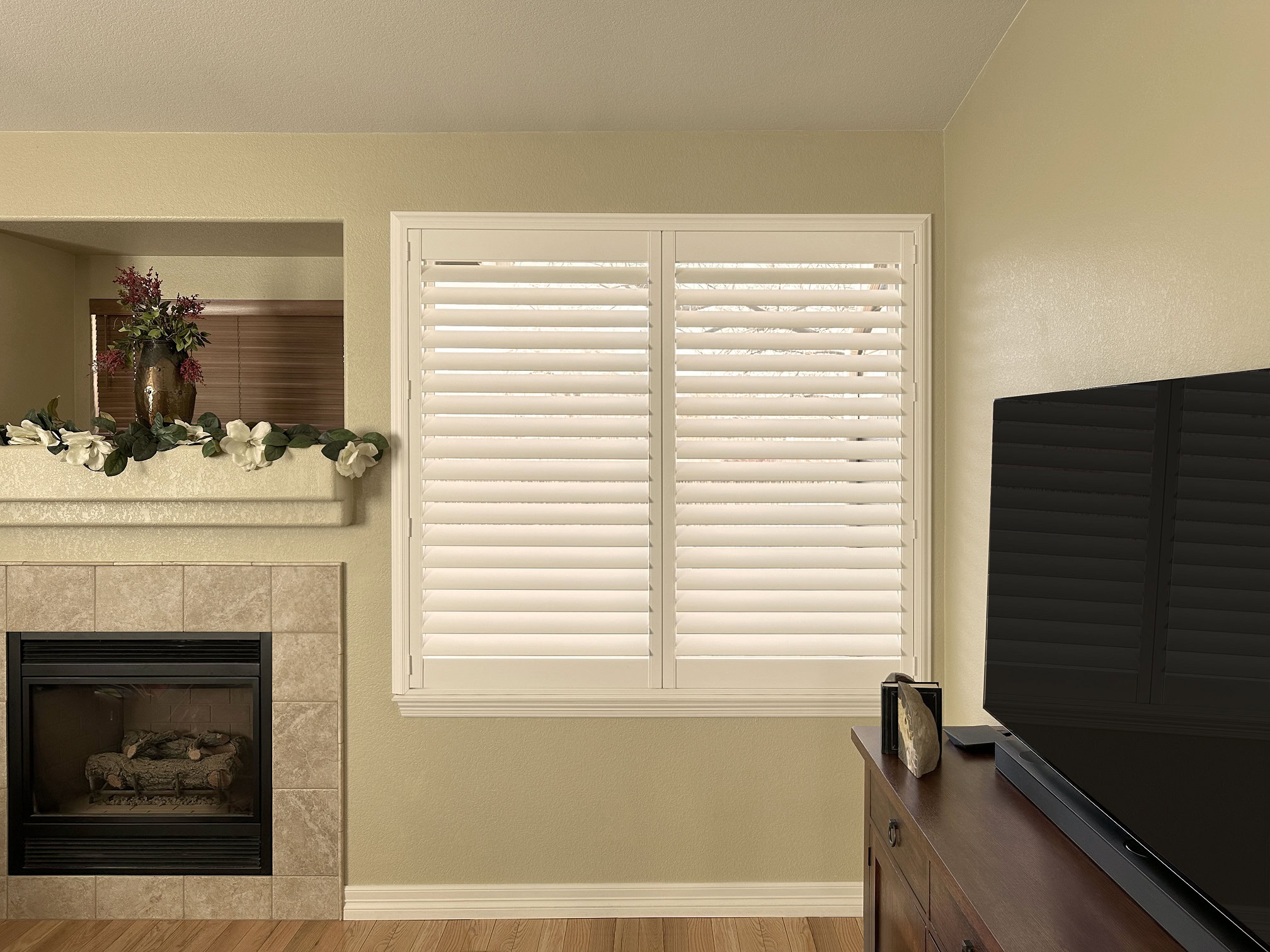 Hunter Douglas Heritance Hardwood Shutters with Hidden Tilt and Z Frame design