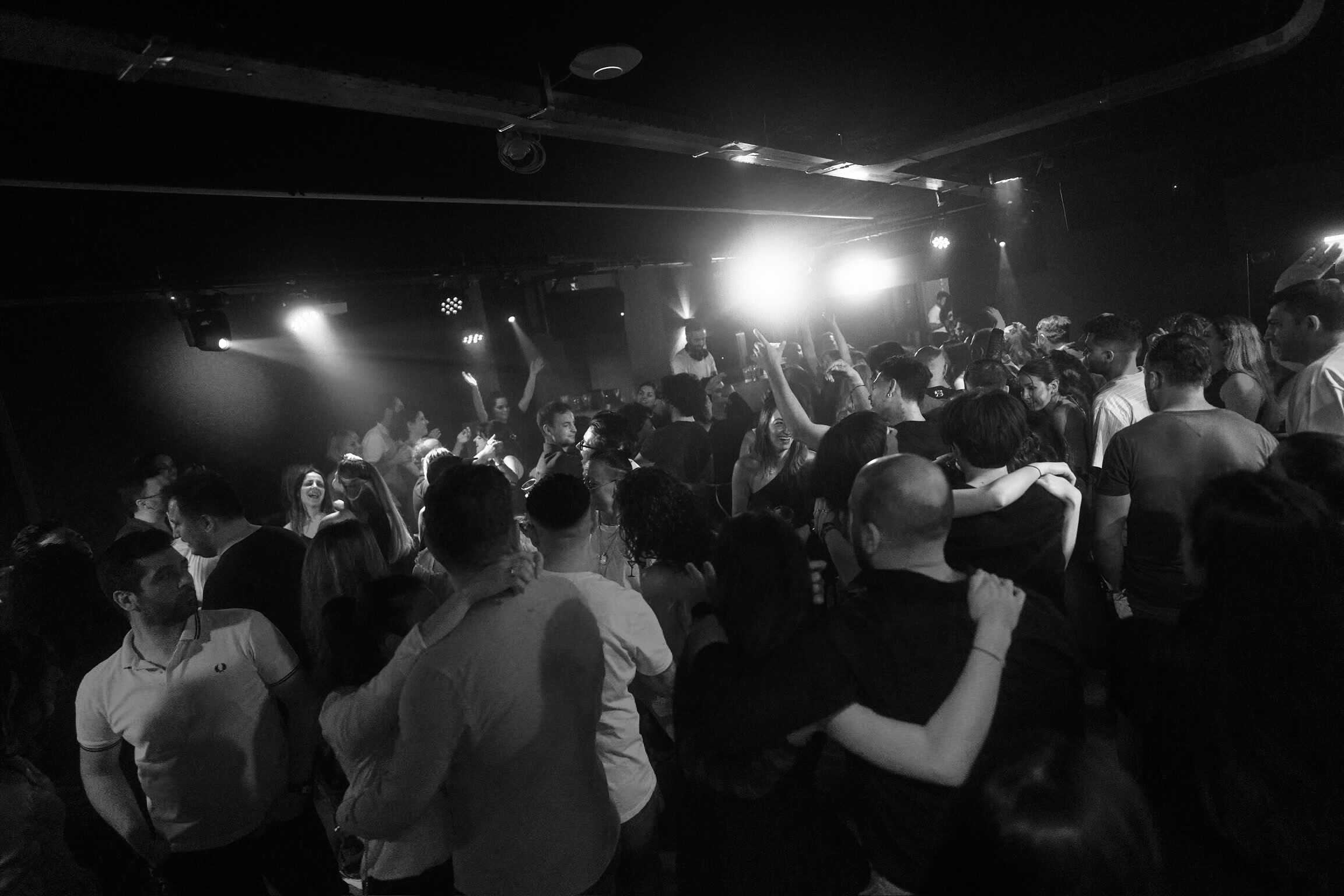 Een drukke clubavond bij Akhnaton Amsterdam met dansende en feestende mensen.