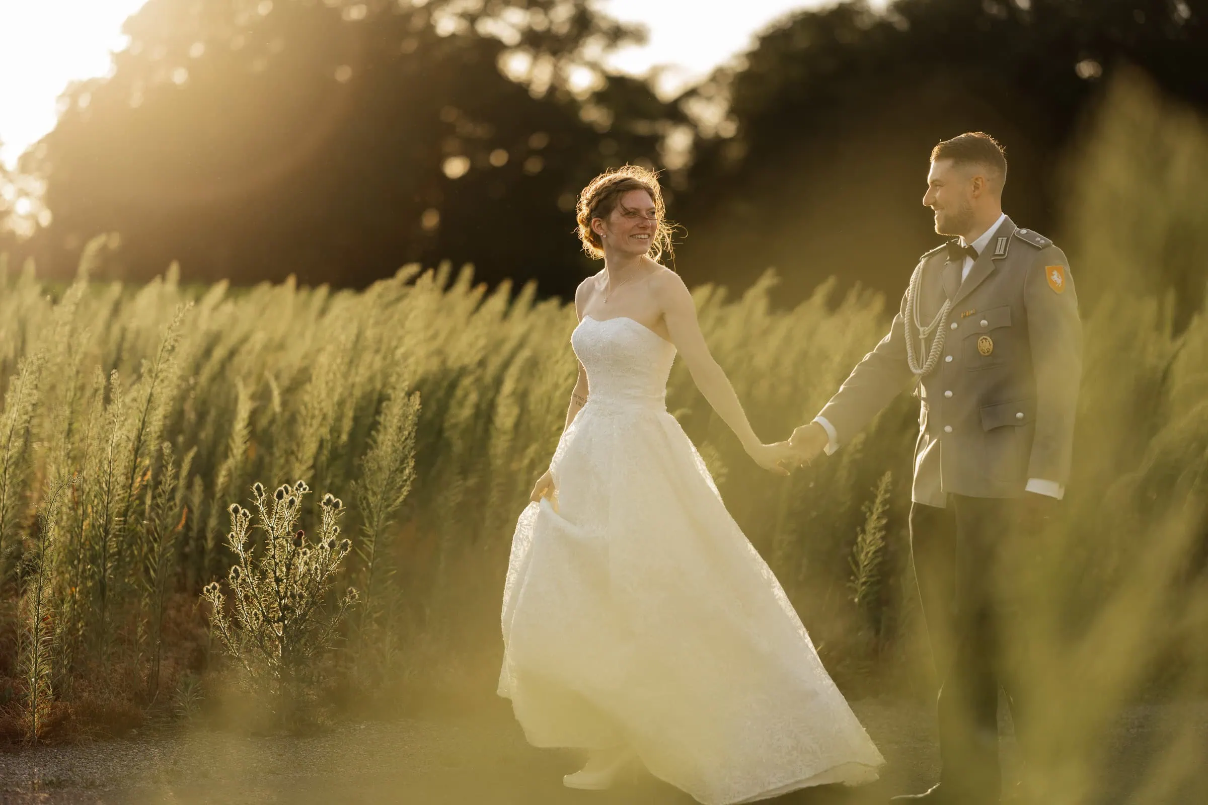 Hochzeitsfotografie, Hochzeitsfotograf, Hochzeitsreportage, Hochzeitsfotos im Regen, fotograf hochzeit in der nähe, Moderne Hochzeitsfotografie, Hochzeitsfotos am Strand, Romantische Hochzeitsfotos Hochzeitsfotos Getting Ready, Authentische Hochzeitsfotos, Hochzeitsfotos am See, Hochzeitsduo, Hochzeitsfotos im Wald, Hochzeitsfotos Brautpaar, Hochzeitsfotos im Schloss, Emotionale Hochzeitsfotos, hochzeitsreportage fotograf, Fotografen duo, Fotografen team, Hochzeitsfotografen paar, Getting Ready, First Look, Brautpaarshooting, Gruppenfotos, Gästebilder, Empfang, Hochzeitstorte, Ehrentanz, Hochzeitsspiele, Hochzeitssuppe, Hochzeitsessen, Hochzeitsfotograf Hamburg, Hochzeitsfotograf Hannover, Hochzeitsfotograf Münster, Hochzeitsfotograf Bremen, Hochzeitsfotograf Oldenburg, Hochzeitsfotograf Osnabrück, Hochzeitsfotograf Achim, Hochzeitsfotograf Harz, Hochzeitsfotograf Niedersachsen