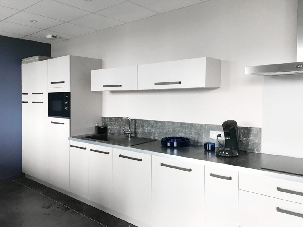 agence-lesherbiers cuisine blanche et gris