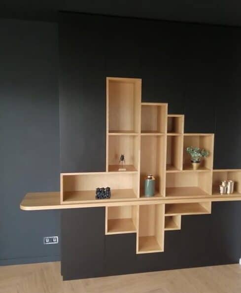 Bibliothèque murale design en bois clair avec fond noir mat, combinant des étagères ouvertes et une tablette intégrée. Un meuble moderne et structuré qui apporte chaleur et contraste dans un intérieur contemporain.