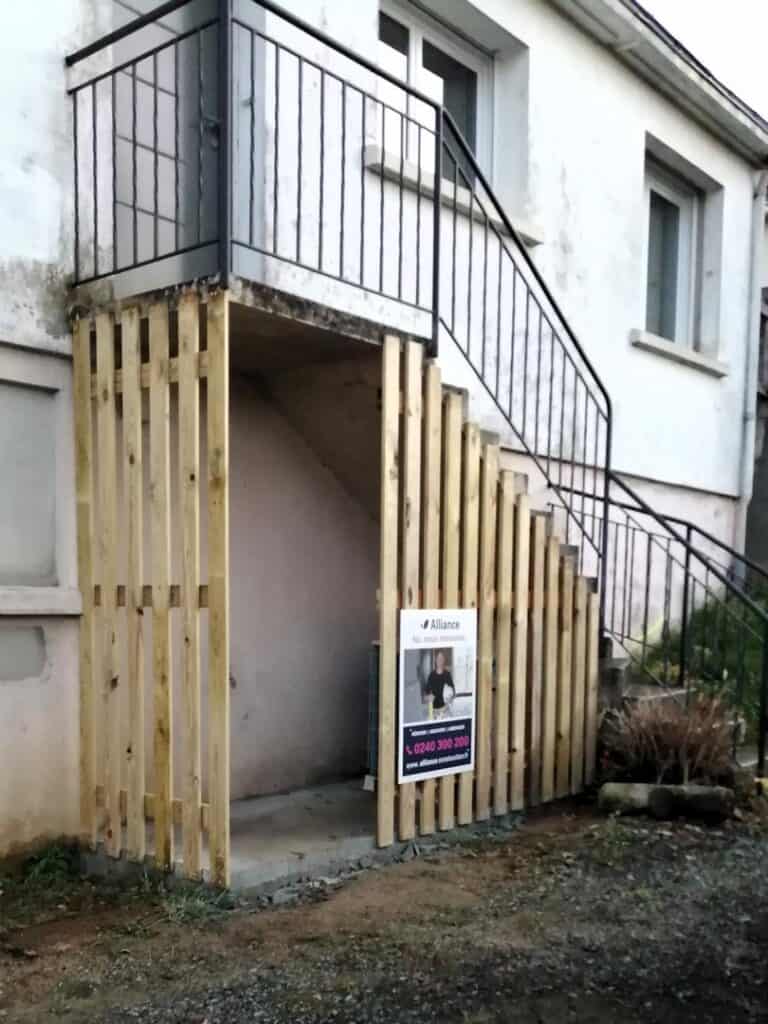 Réalisation d'une séparation en bois et installation d'une pompe à chaleur (PAC) sous escalier.